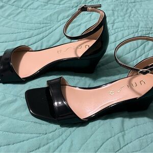 Womens Unisa Black Ankle Strap Wedges 7.5M Sandal Patent Leather Look New